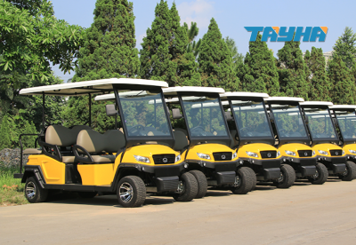 Dãy xe điện chở khách màu vàng của Tây Hà, loại nhiều hàng ghế dùng cho khu du lịch và sân golf