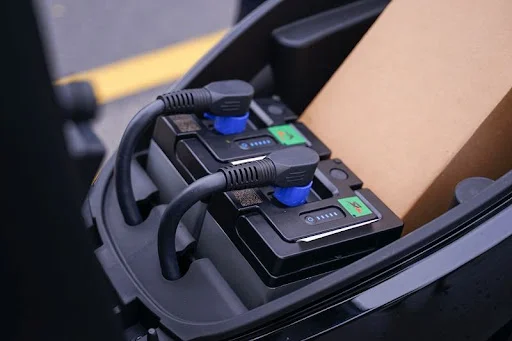 Tùy thuộc vào dòng xe mà người dùng nên tháo rời pin hoặc sạc trực tiếp trên xe