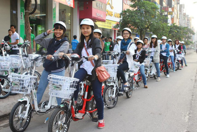 Học sinh nên  xây dựng ý thức đội mũ bảo hiểm khi tham gia lưu thông bằng phương tiện xe đạp điện