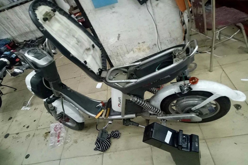 Sạc xe điện qua đêm có nguy cơ nổ bình ắc quy