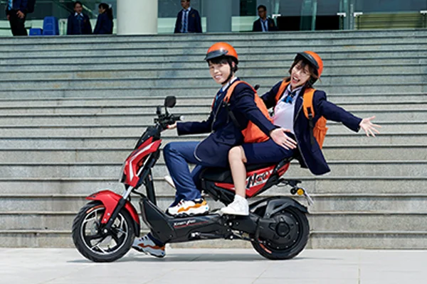 Người điều khiển xe máy điện phải từ 16 tuổi trở lên, đội nón bảo hiểm và đăng ký biển số xe