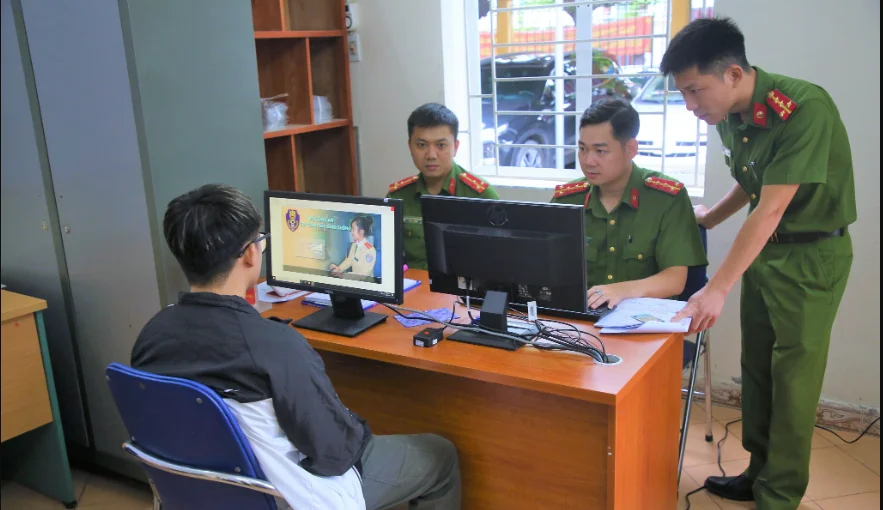 Làm thủ tục đăng ký xe máy điện tại cơ quan công an quận/huyện nơi cư trú