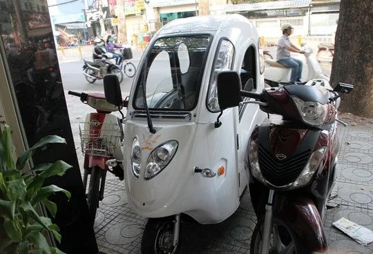 Xe điện 3 bánh có thiết kế mái che đảm bảo an toàn cho người dùng