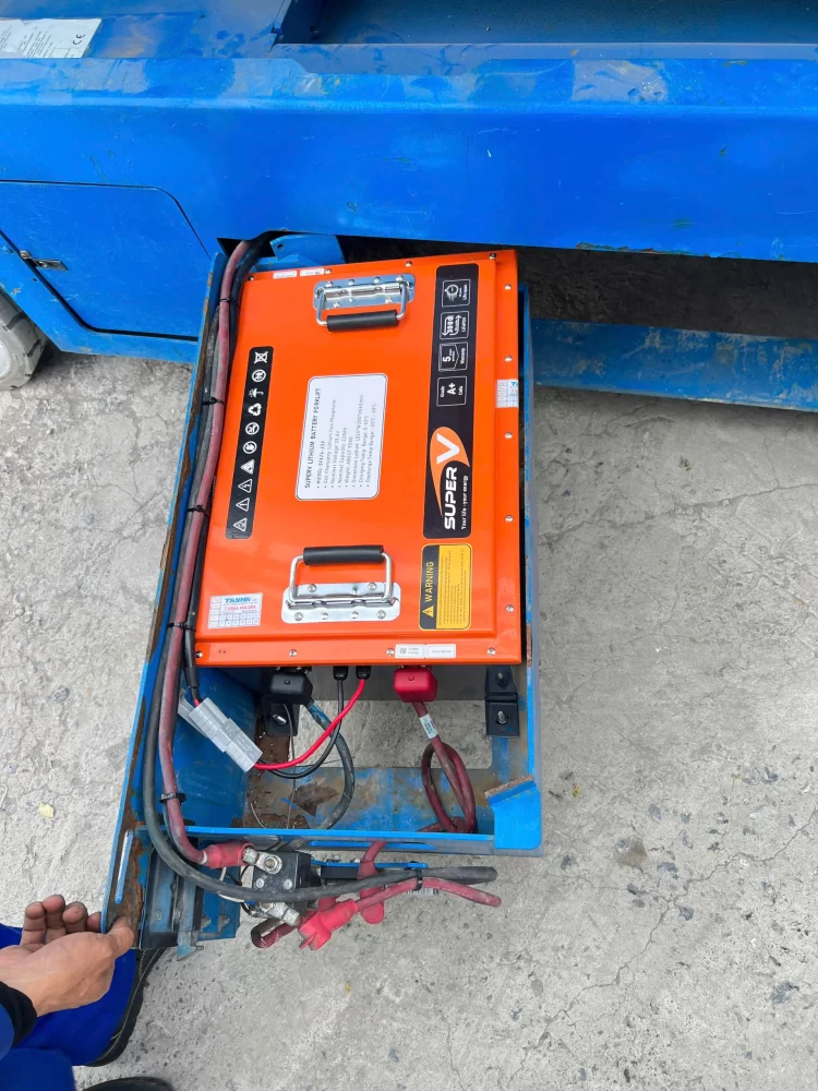Pin lithium cho xe nâng người Genie 8m