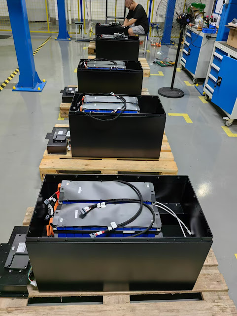 Lắp ráp pin lithium co xe nâng hàng