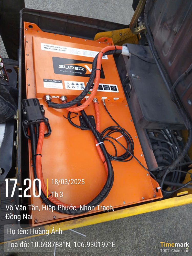lắp đặt pin lithium xe nâng