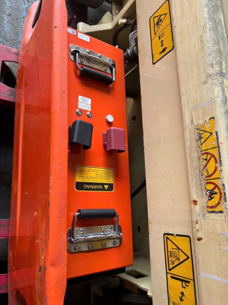 Lắp đặt pin lithium cho xe nâng người JLG