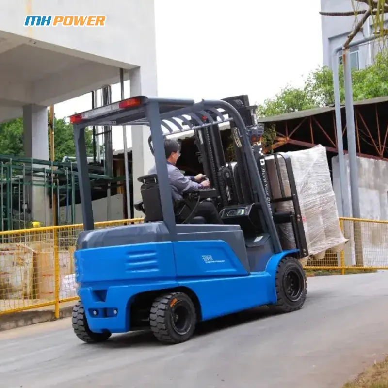 Hình xe nâng hàng khi làm việc
