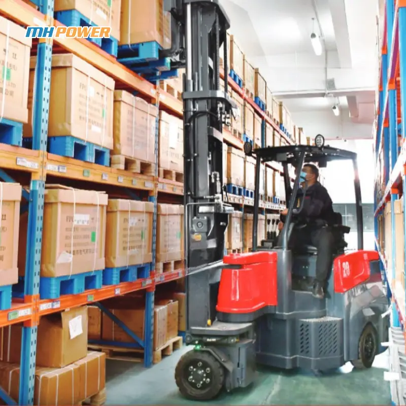 Hình xe nâng hàng làm việc trong không gian kín, hẹp như kho hàng