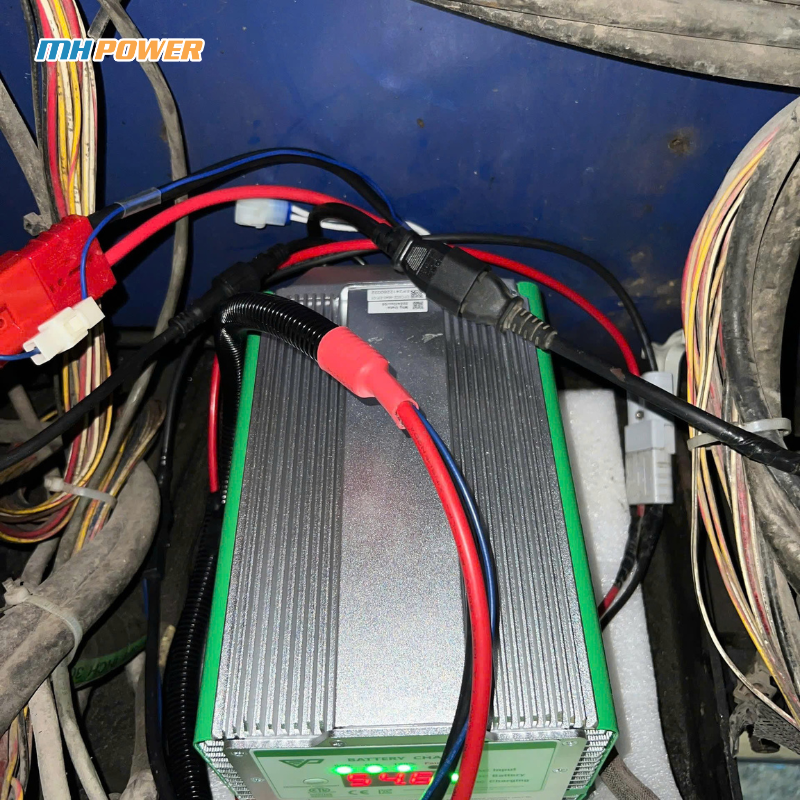 Đang sử dụng sạc pin lithium trong không gian hẹp