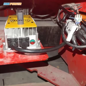 Bộ sạng pin lithium đang kết nốt với pin lithium để sạc