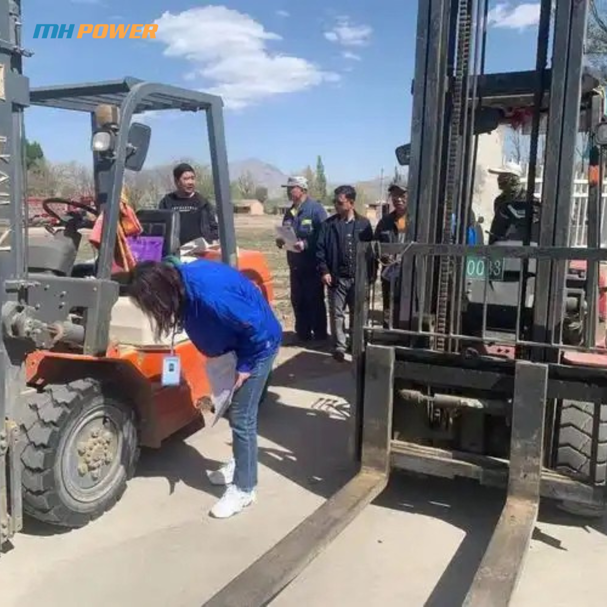 Hình ảnh xe đang kiểm định bên ngoài trong quá trình kiểm định xe nâng