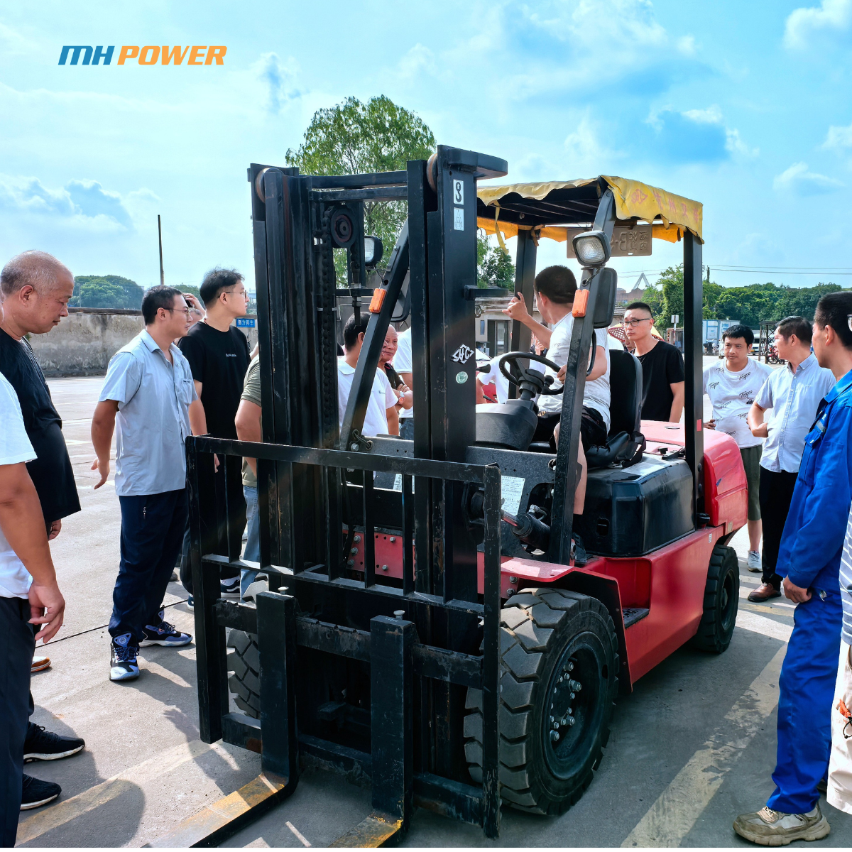 Hình ảnh các học viên đang tham gia khóa học đào tạo lái xe nâng và thi chứng chỉ