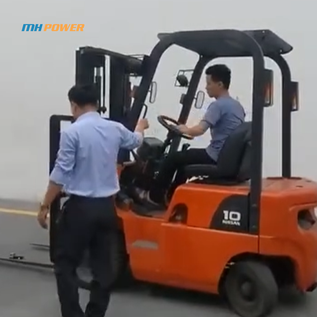 hình ảnh học viên đang thực hành lái xe nâng hàng 1 - 1 với giáo viên