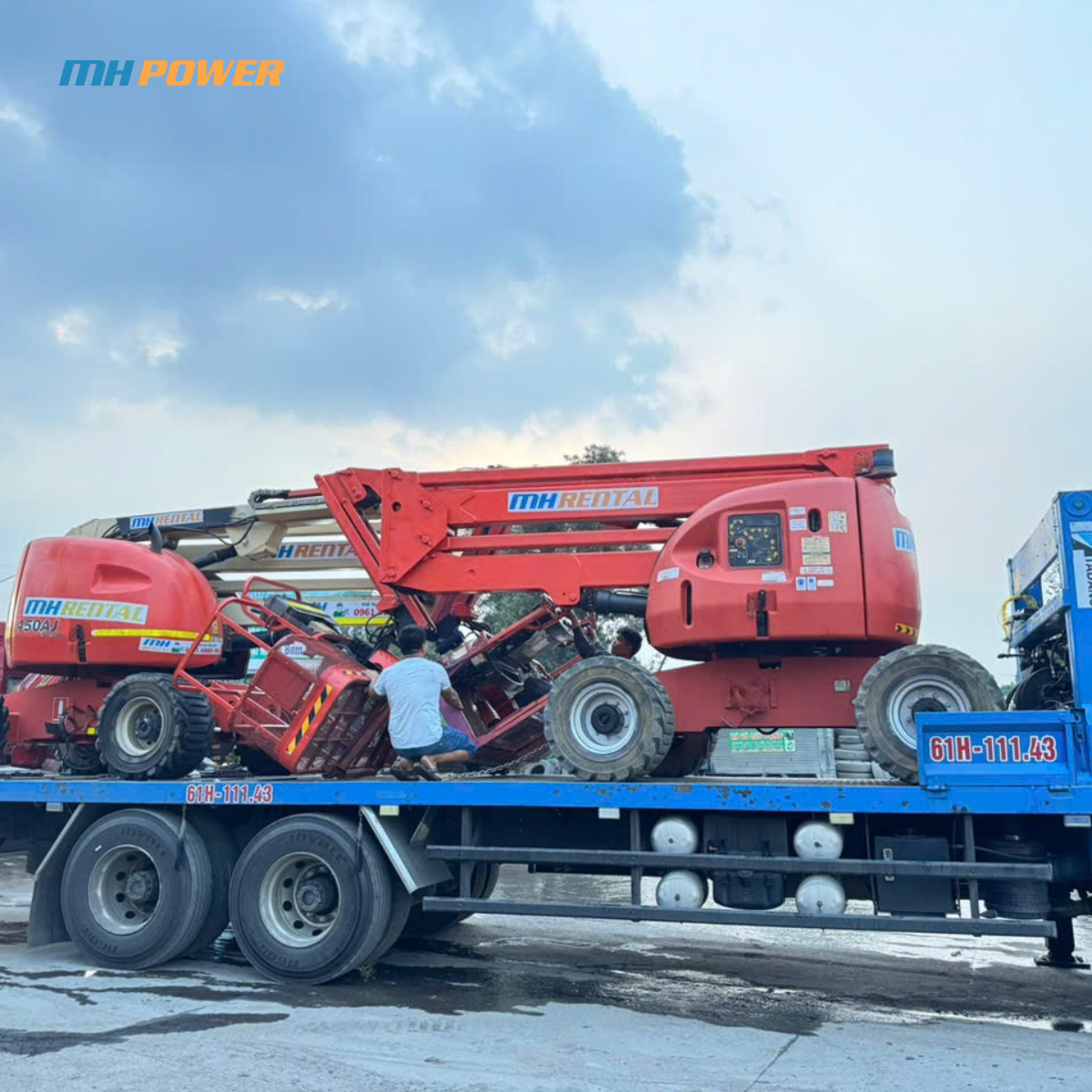 hình ảnh vận chuyển xe nâng đi kiểm định xe nâng hàng