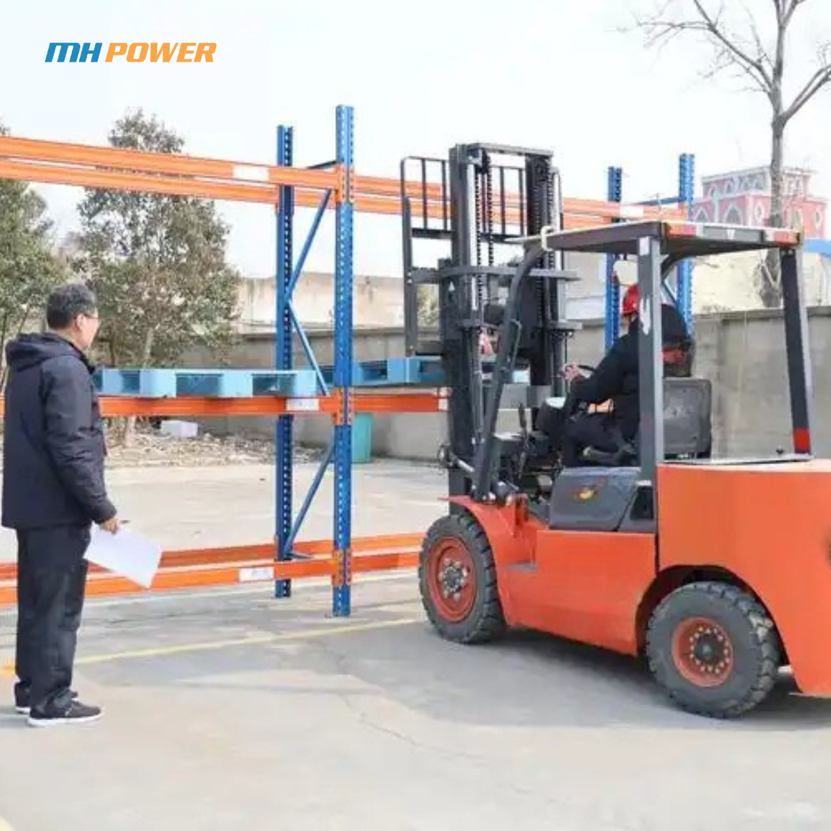 xe nâng hàng đang thực hiện chức năng thử không tải trong kiểm định xe nâng hàng