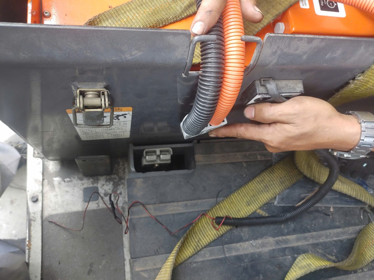 Lắp đặt pin lithium xe nâng điện SVA48-412 51.2V 412Ah