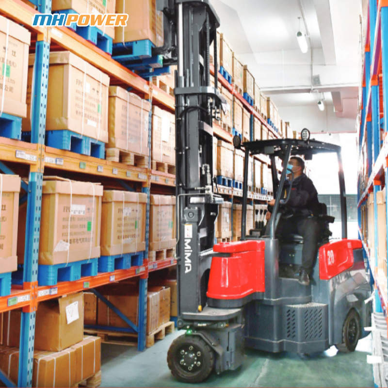 xe nâng hàng vận hành trong nhà xưởng, trong không gian hẹp cần lưu ý tốc đọ xe nâng