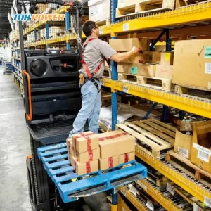 Xe nâng hàng lắp thêm sàn nâng để nâng người trong nhà kho