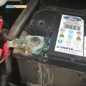 Khi sử dụng ắc quy phát hiện hiện tượng điện cực của ắc quy bị rò rỉ và ăn mòn