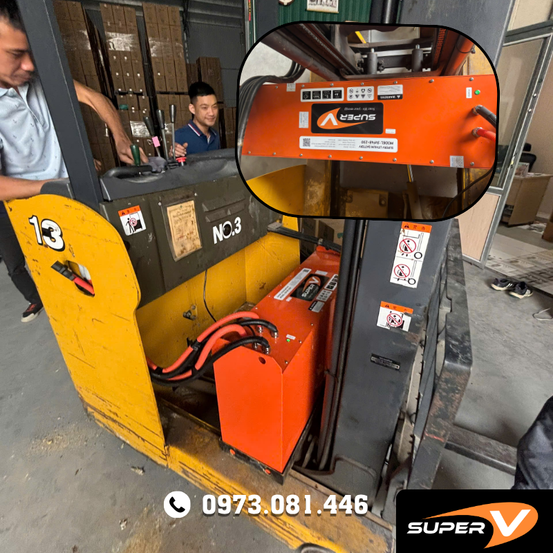 Xe nâng bán tự động