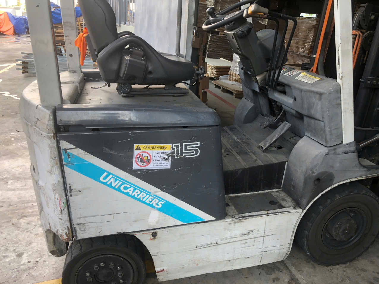 Xe nâng điện UniCarriers 1.5 tấn trước khi thay pin lithium SuperV tại TP.HCM.