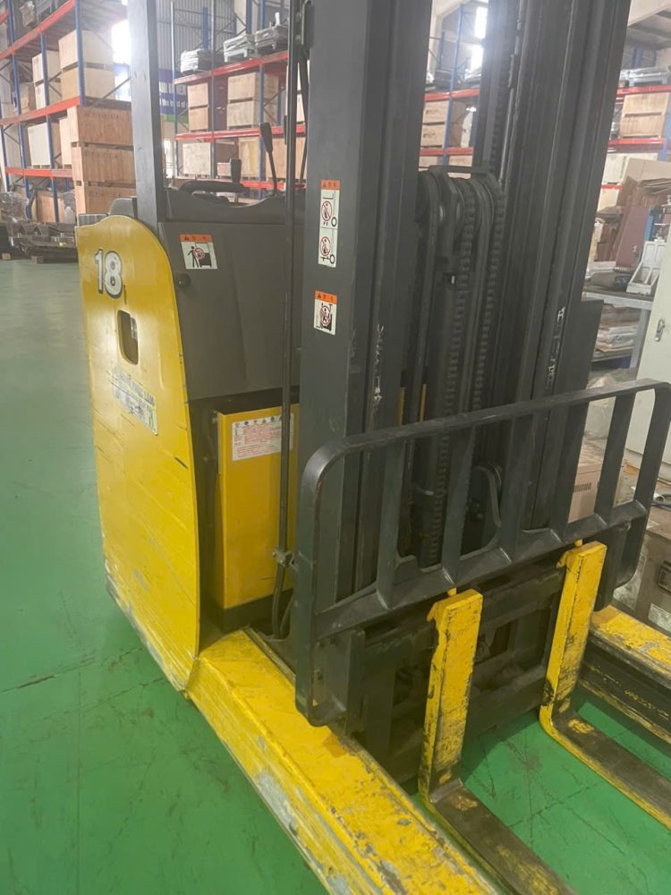 Xe nâng điện Komatsu FB18RL-15 trước khi lắp pin lithium tại Hưng Yên