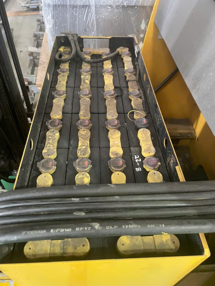 Ắc quy chì GS Yuasa 48V trên xe nâng Komatsu