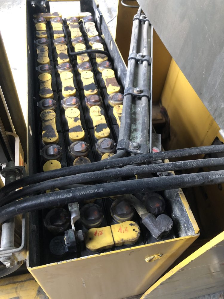 Hình ảnh tổng thể xe nâng điện Komatsu trước khi thay pin