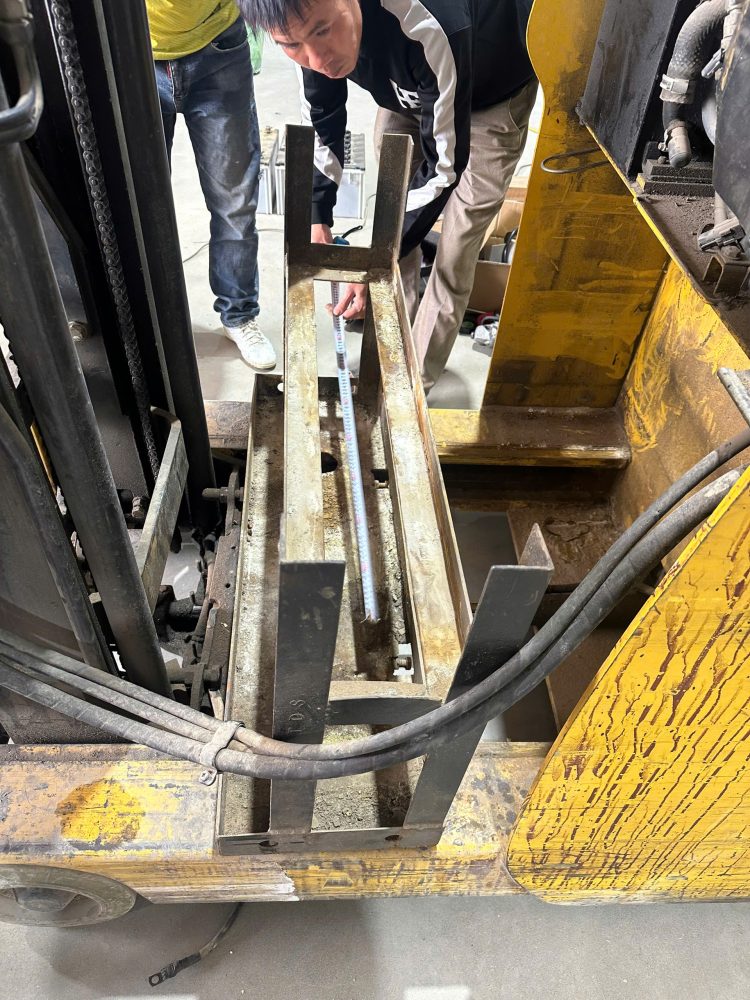 Đo khoang pin xe nâng Komatsu trước khi lắp pin lithium