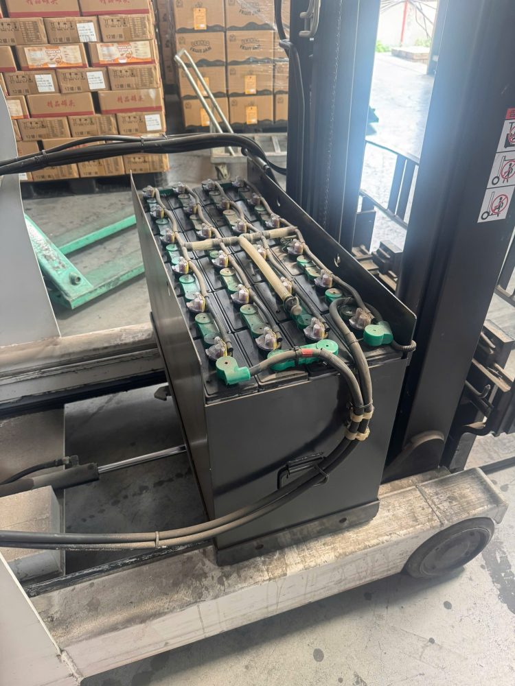 Ắc quy chì 48V trên xe nâng UniCarriers