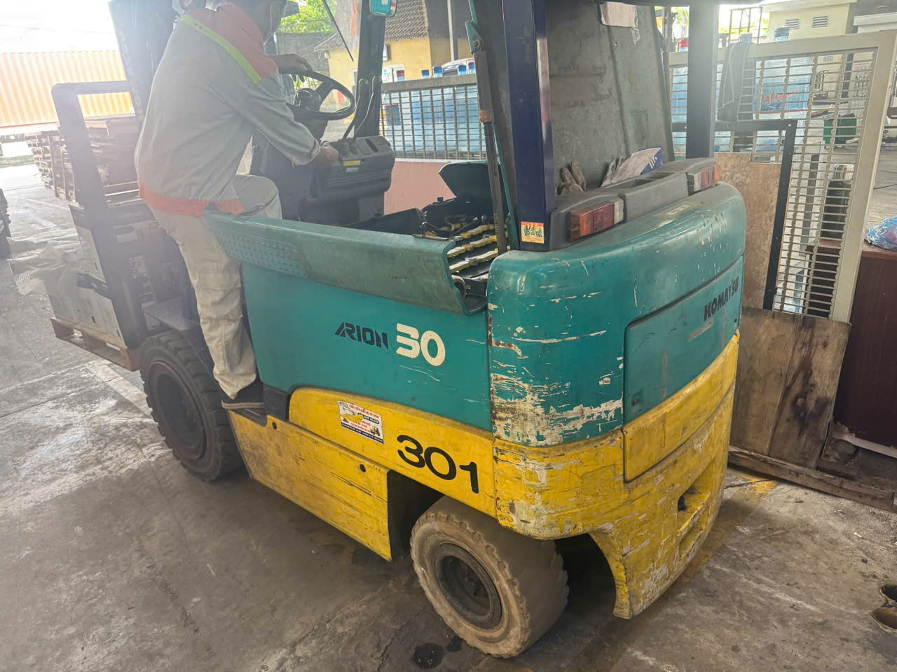 Xe nâng điện Komatsu 3 tấn trước khi thay pin lithium tại Hà Nội.