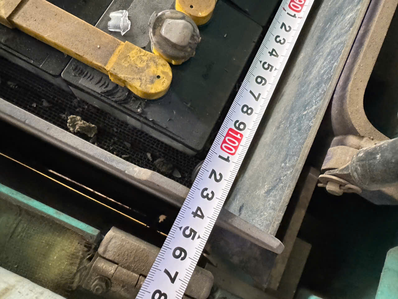 Khảo sát kích thước khoang pin xe nâng Komatsu trước khi lắp pin lithium.