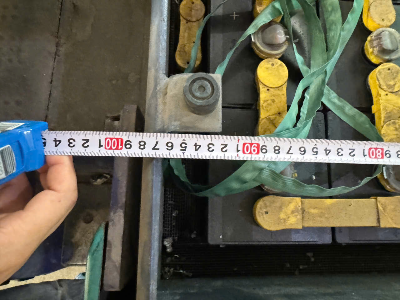 Khảo sát kích thước khoang pin xe nâng Komatsu trước khi lắp pin lithium.