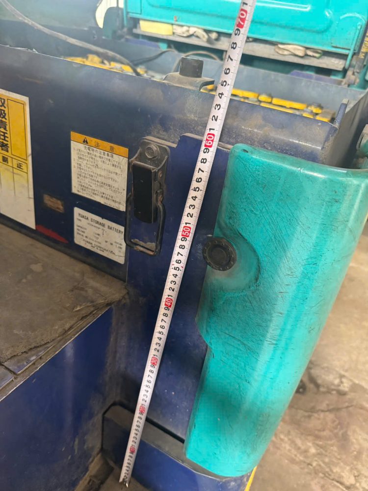 Khảo sát kích thước khoang pin xe nâng Komatsu trước khi lắp pin lithium.