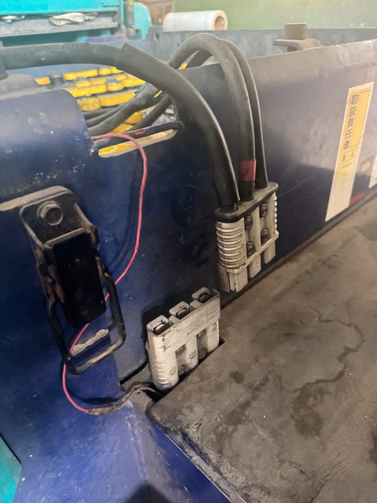 Kiểm tra giắc nguồn xe nâng trước khi lắp pin lithium