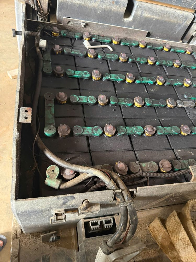 Ắc quy chì cũ của xe nâng điện TCM 3 tấn trước khi thay pin lithium