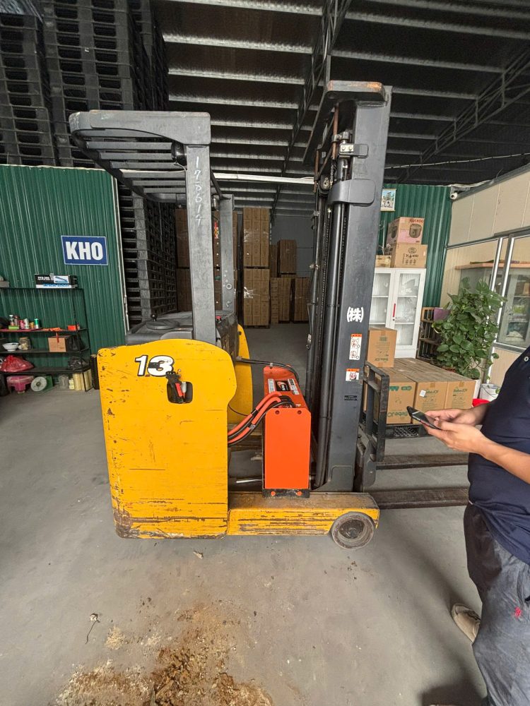 Lắp pin lithium SuperV 230Ah vào xe nâng điện Komatsu.