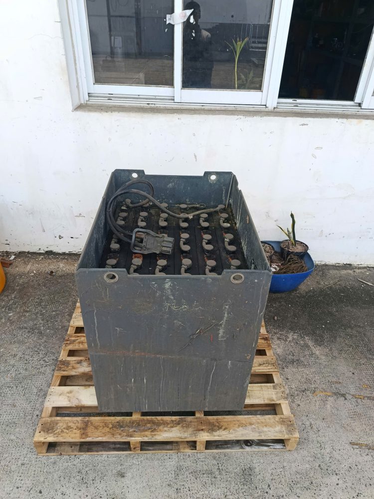 Bộ bình traction battery cũ được đặt trên pallet sau khi tháo khỏi xe