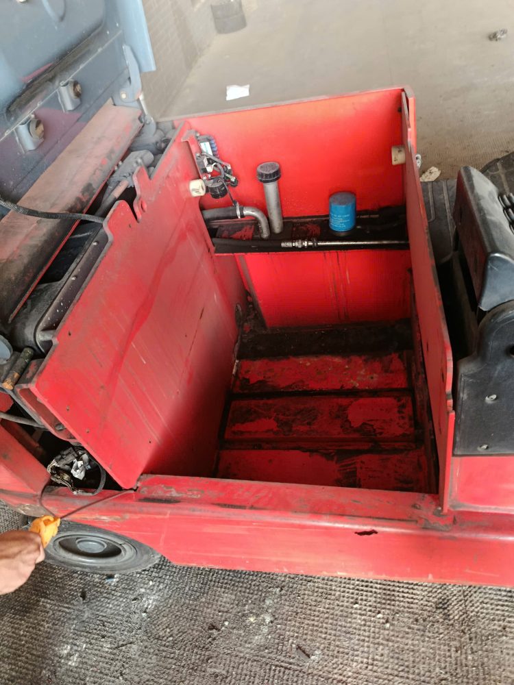 Khoang pin xe nâng HELI trước khi lắp pin lithium SuperV