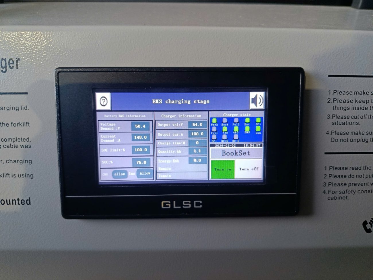 Màn hình bộ sạc cho thấy trạng thái BMS charging stage, SOC 75% và dòng sạc thực tế 100A
