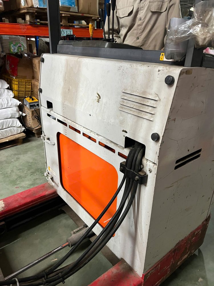 Bộ pin lithium được bố trí hoàn toàn bên trong khoang bình nguyên bản của xe