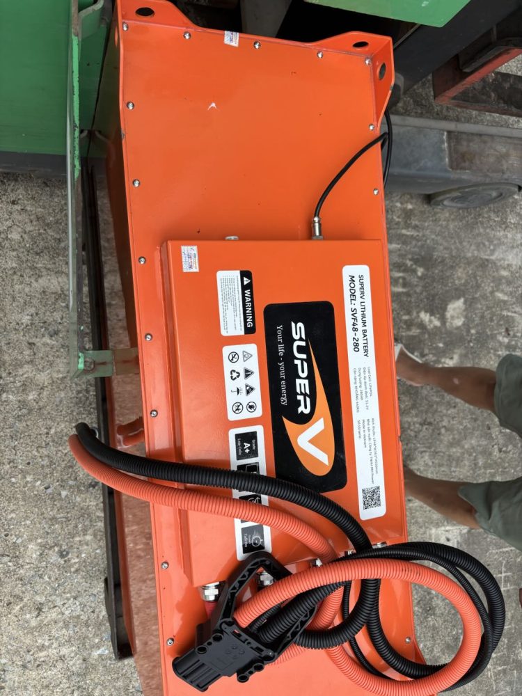 Bộ SuperV SVF48-280 với hệ thống dây nguồn và đầu kết nối được chuẩn bị trước khi lắp vào xe.