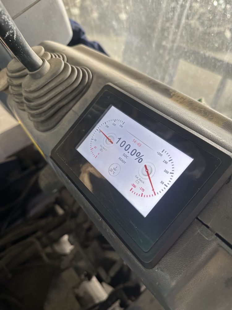 Màn hình SOC pin lithium SuperV trên xe nâng Komatsu