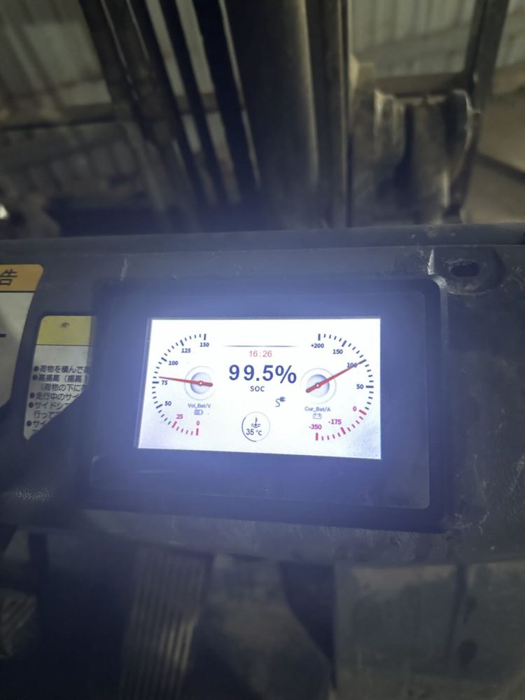 Màn hình SOC pin lithium SuperV trên xe nâng TCM 3 tấn