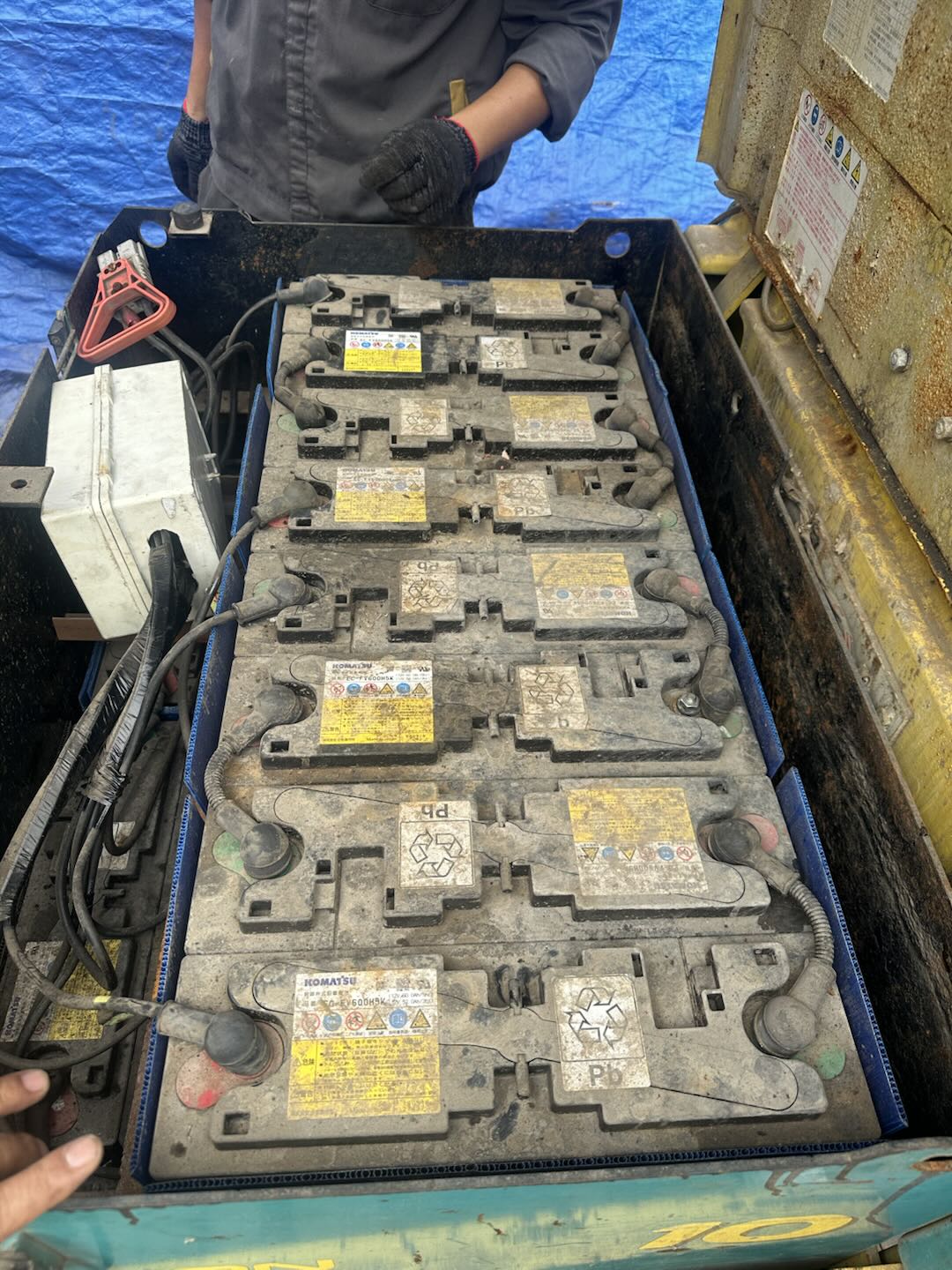 Ắc quy chì cũ trong khoang xe nâng trước khi lắp pin SVF48-314 tại Hưng Yên