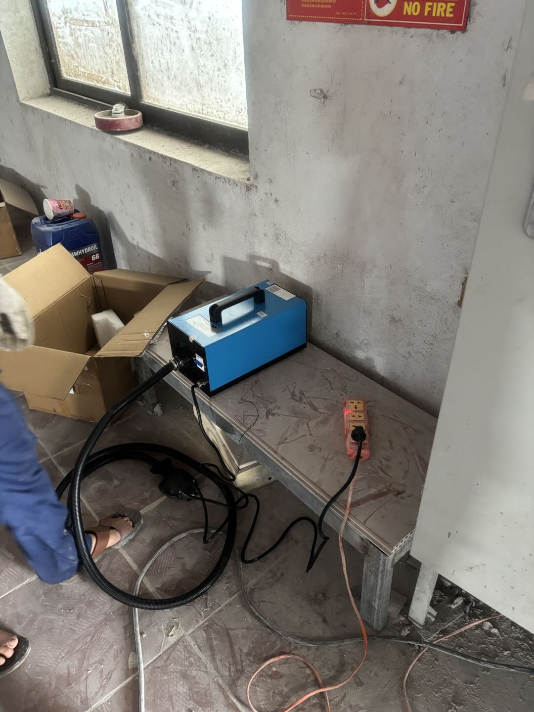 Bộ sạc màu xanh trong hồ sơ lắp pin lithium xe nâng tại Thái Bình