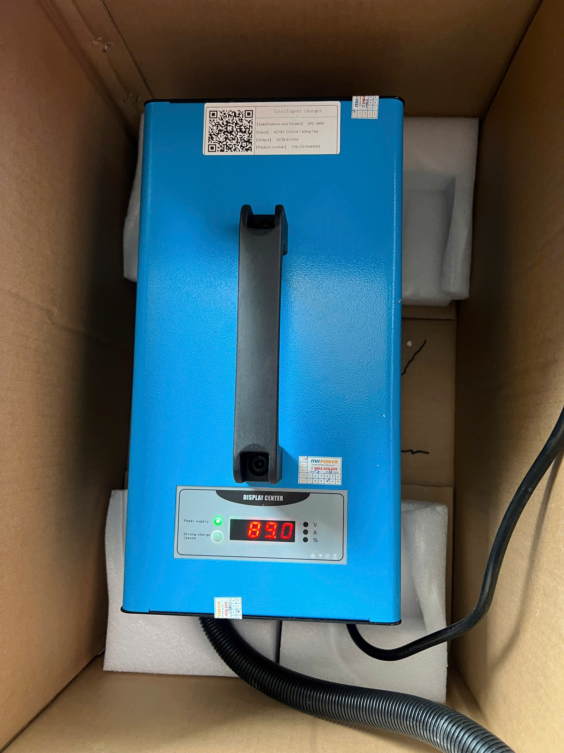 Bộ sạc màu xanh trong hồ sơ pin lithium xe nâng tại Bắc Ninh