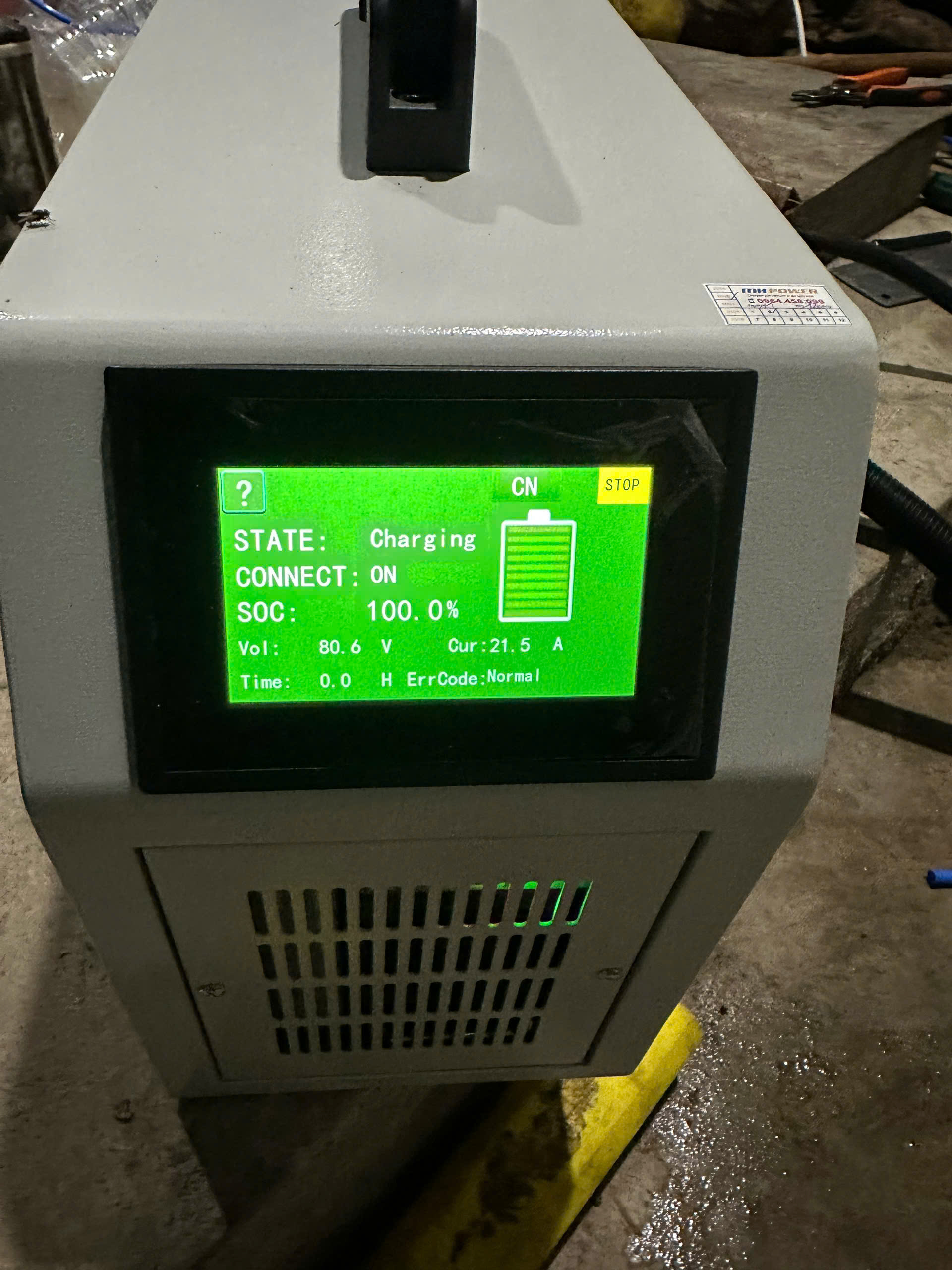 Màn hình bộ sạc của bộ pin lithium trong hồ sơ xe nâng tại Nghệ An