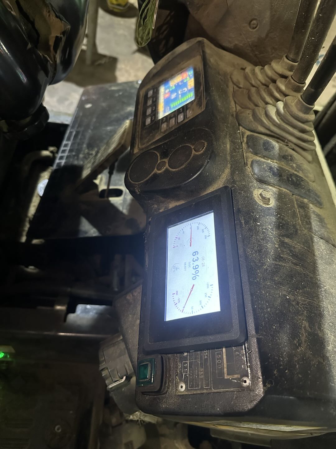 Màn hình theo dõi pin lithium trên xe nâng Komatsu tại Mộc Châu